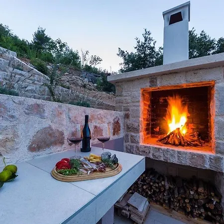 Aya Villa Mali Iž